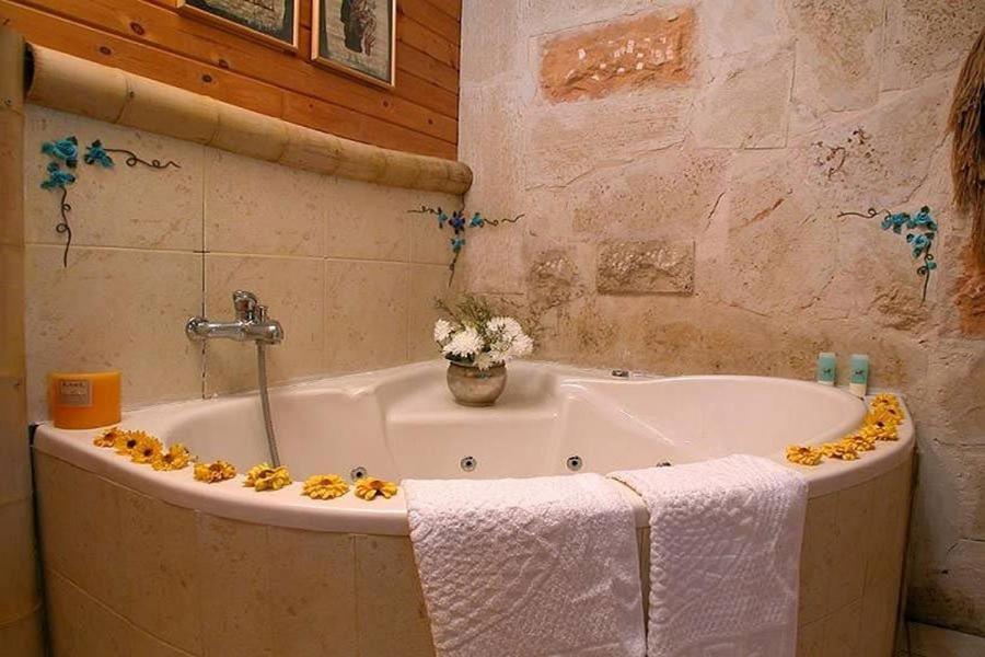 ביקתפוז וקלמנטינה- מתחם בקתות וסוויטות עם ג'קוזי פרטי ובריכה משותפת Hotel Liman Kültér fotó